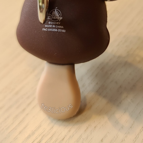 DISNEY PARKS WISHABLES ICE CREAM BAR KEYCHAIN - Picture 8 of 8